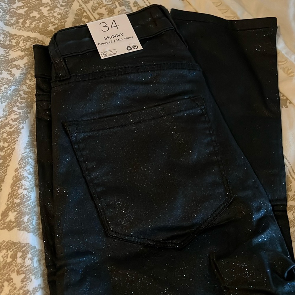 Skinny, cropped, mid waist jeans, 5 pockets.